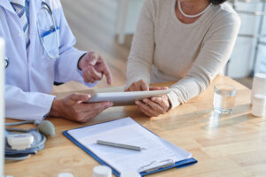 Healthcare professional discussing medical records with a senior patient during heroin addiction treatment in Illinois.